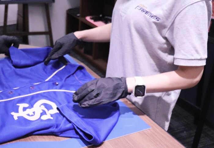 クラフトマンが作業している様子