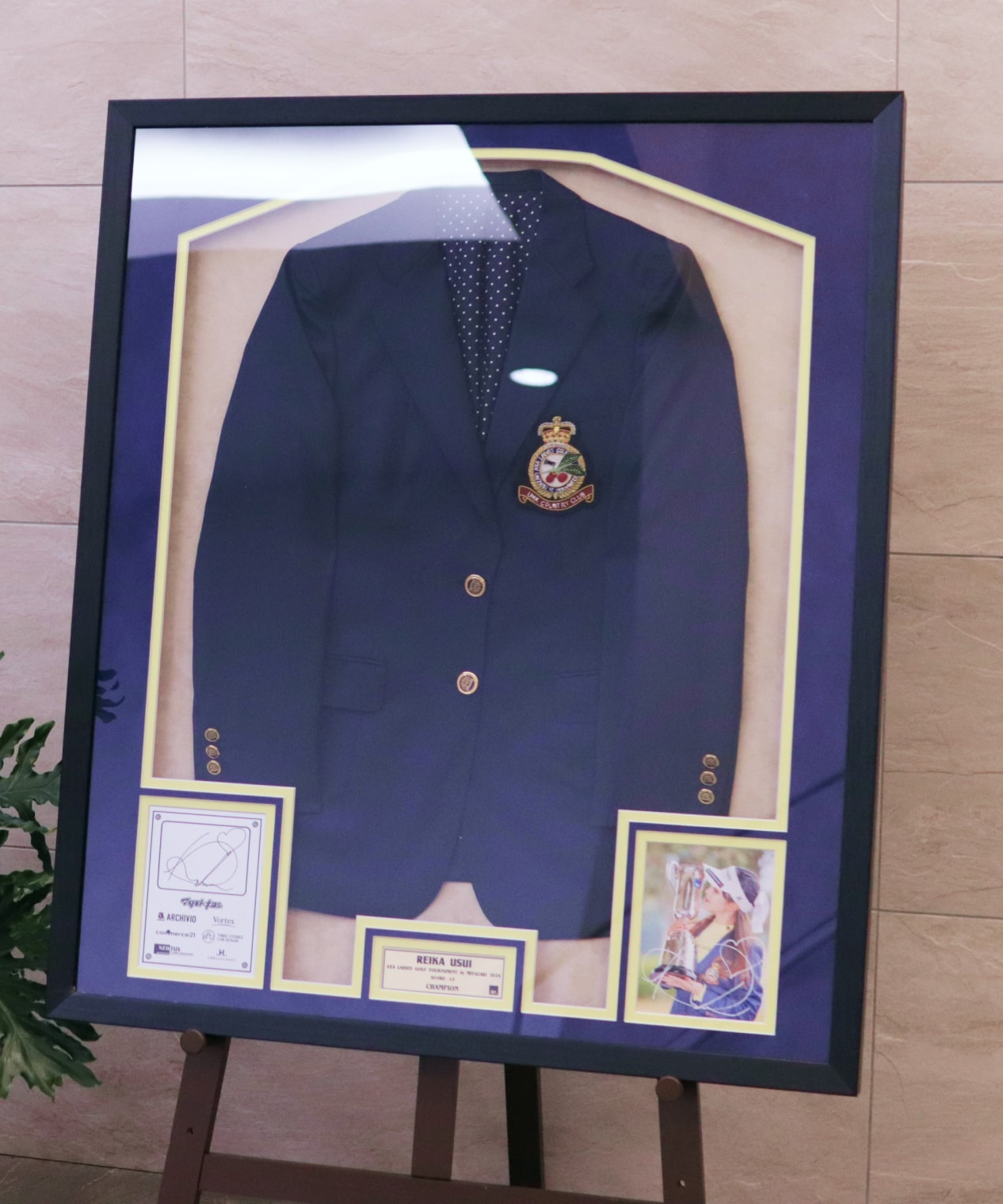 ユニフォームを額装した写真