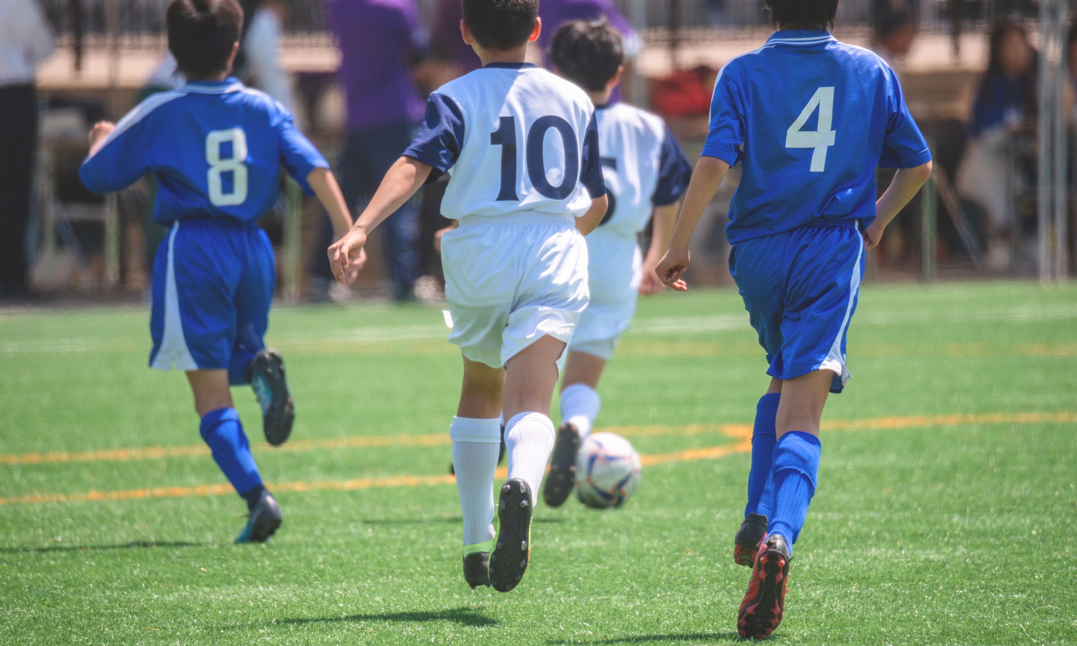 サッカーの試合をしている様子