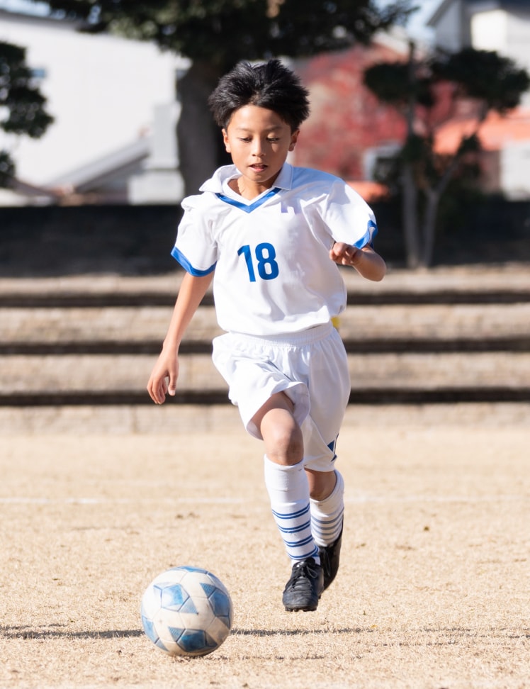 サッカーの試合をしている様子