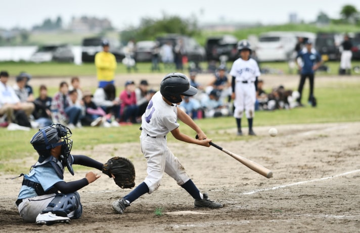 野球の試合をしている様子