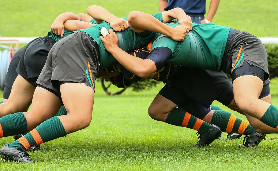 ラグビーの試合をしている様子